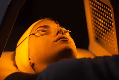 LED-fényterápia sárga fénnyel